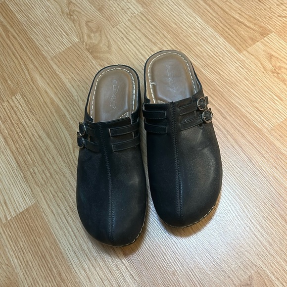 Shoes - Picture 1 of 3